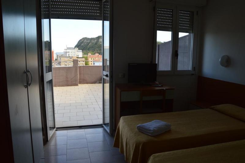 Hotel Caesar Pesaro Exteriör bild