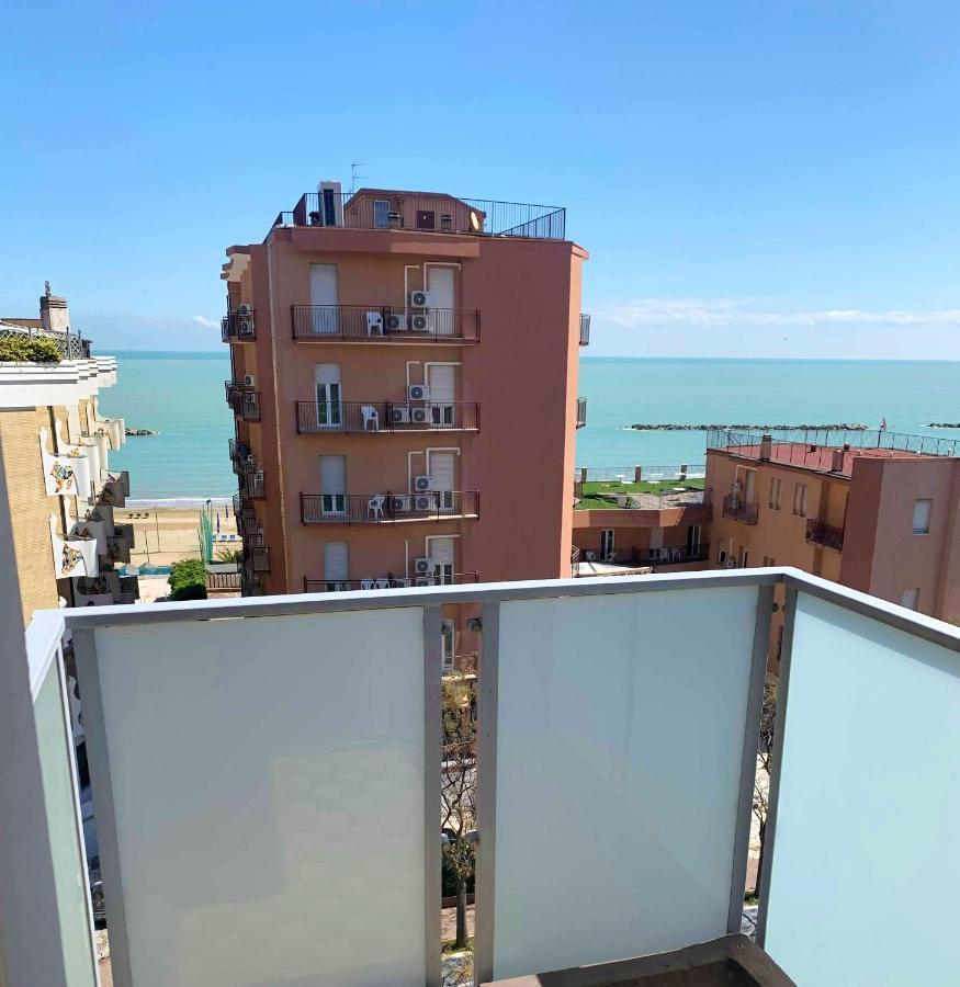 Hotel Caesar Pesaro Exteriör bild