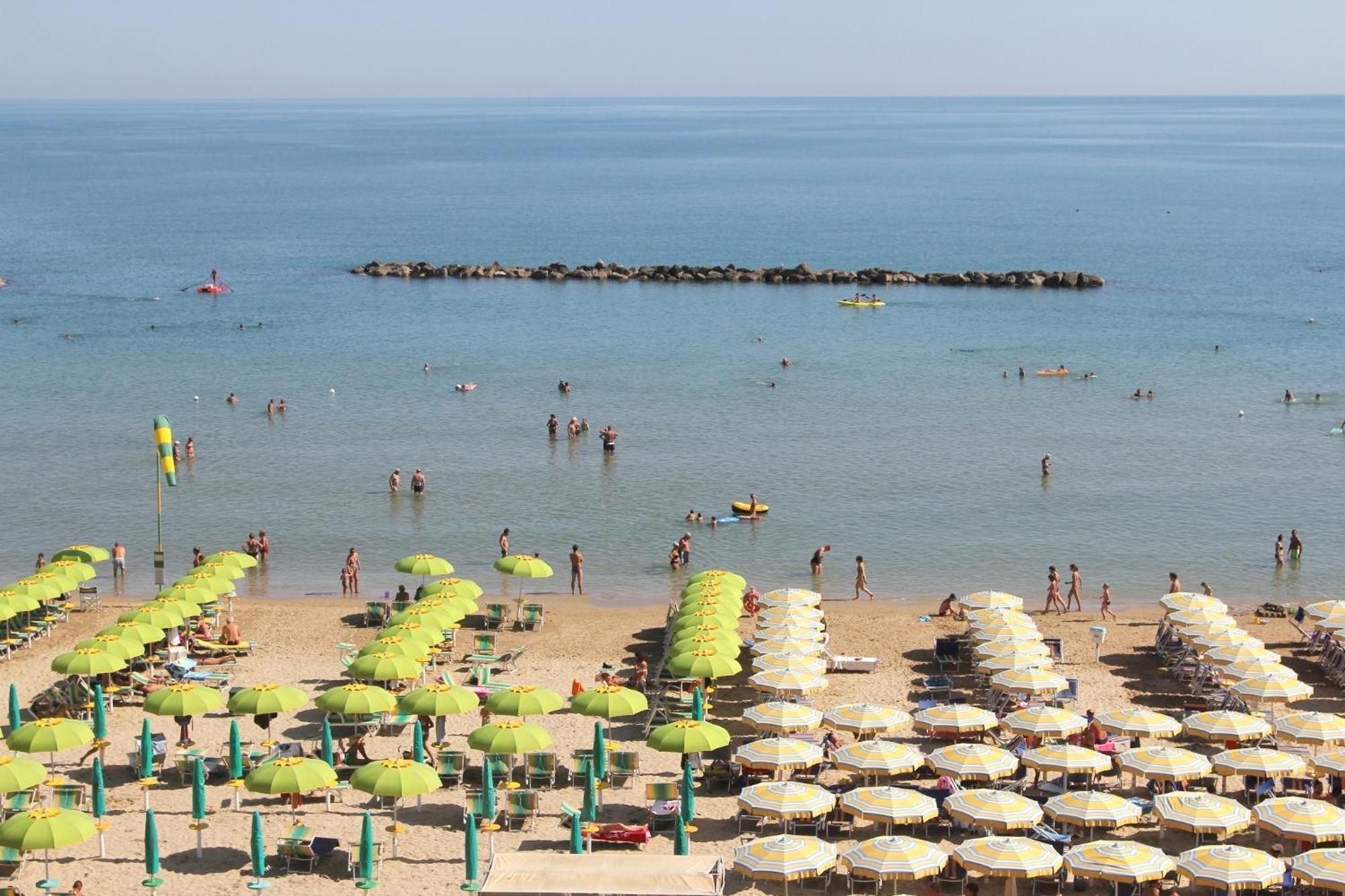 Hotel Caesar Pesaro Exteriör bild