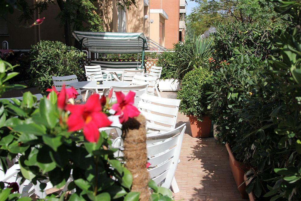 Hotel Caesar Pesaro Exteriör bild