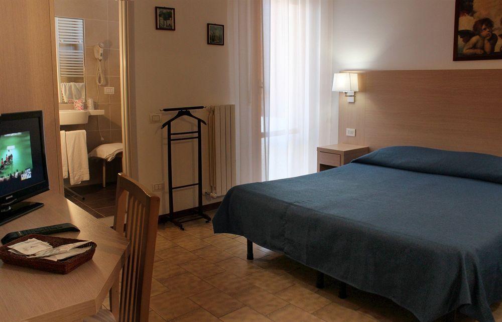 Hotel Caesar Pesaro Exteriör bild