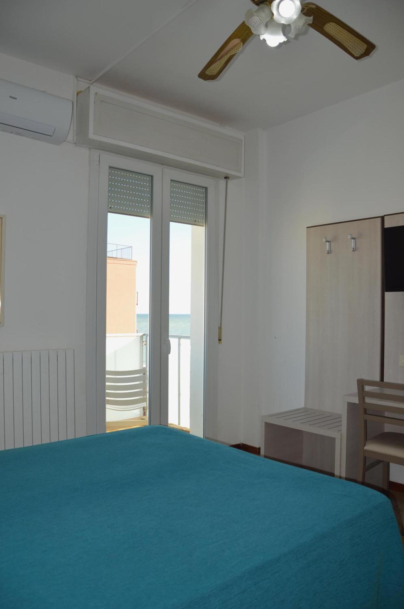 Hotel Caesar Pesaro Exteriör bild