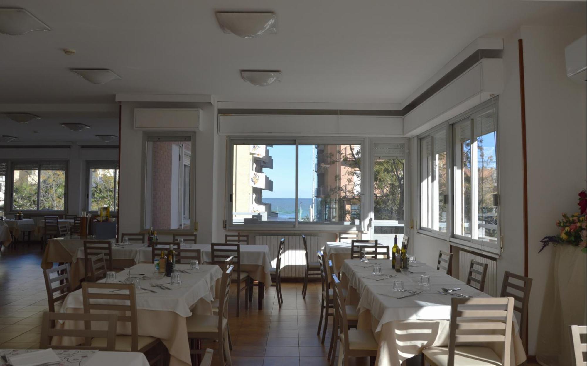 Hotel Caesar Pesaro Exteriör bild
