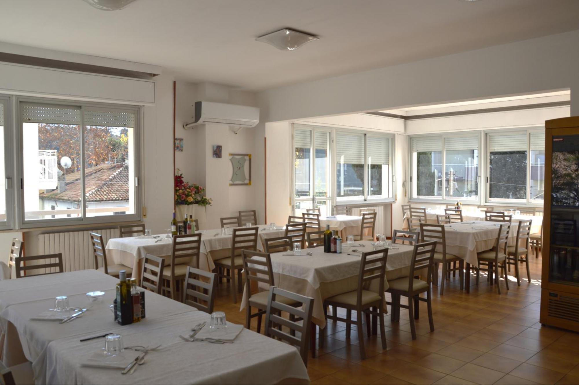 Hotel Caesar Pesaro Exteriör bild