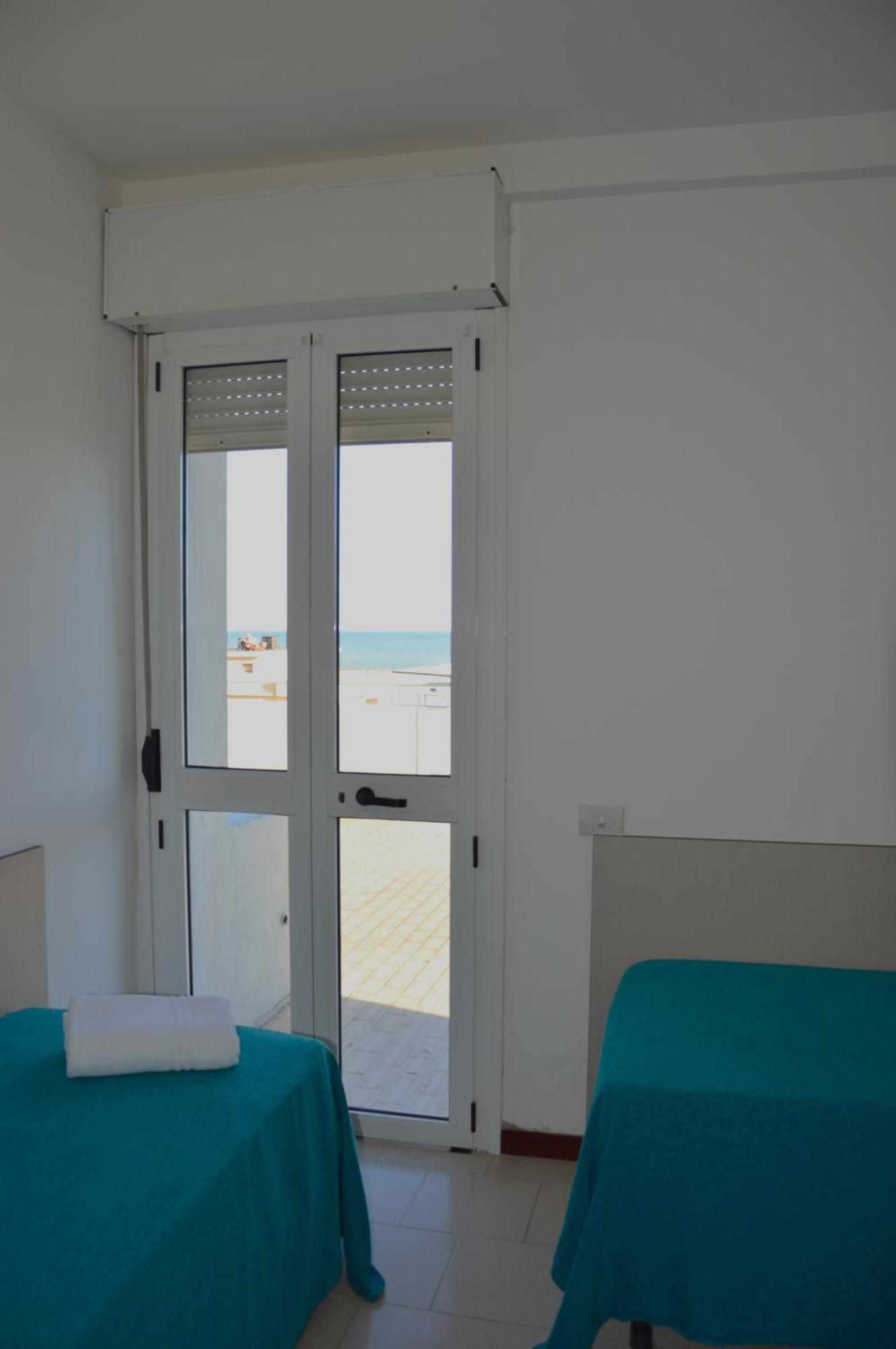 Hotel Caesar Pesaro Exteriör bild