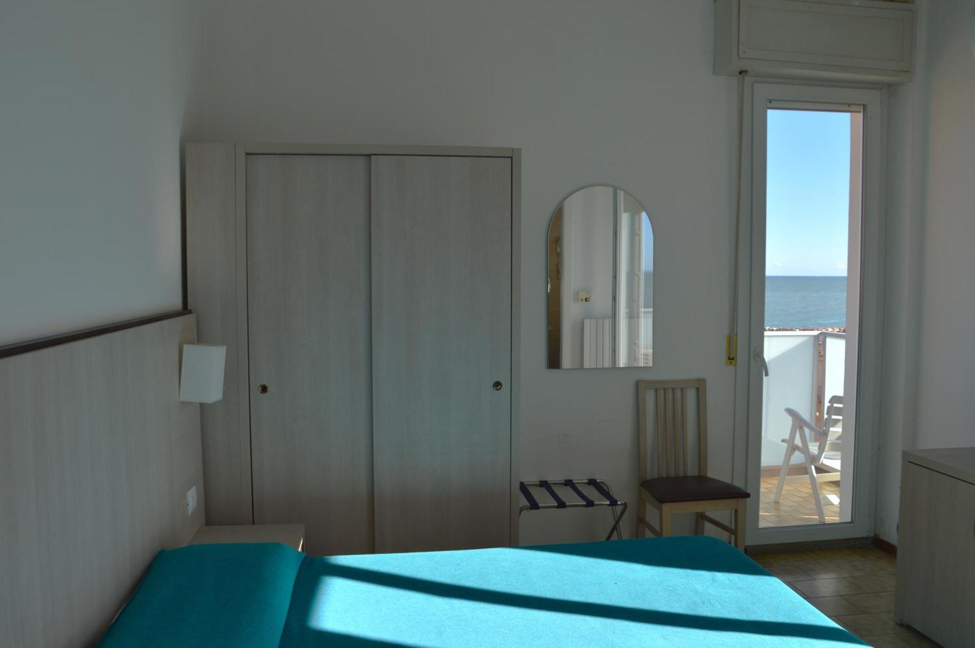 Hotel Caesar Pesaro Exteriör bild