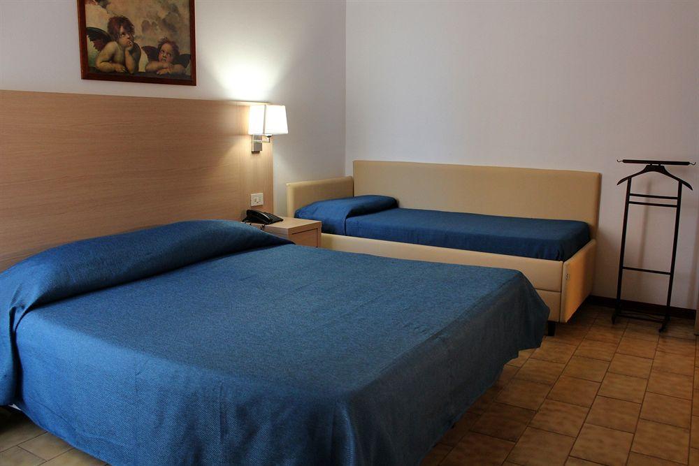 Hotel Caesar Pesaro Exteriör bild