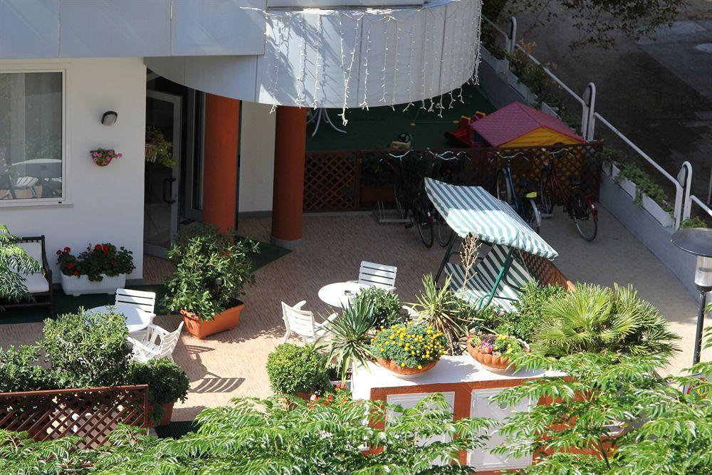 Hotel Caesar Pesaro Exteriör bild
