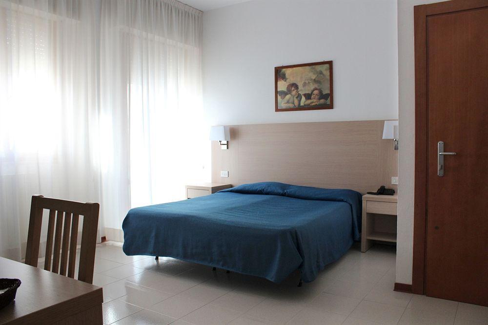 Hotel Caesar Pesaro Exteriör bild