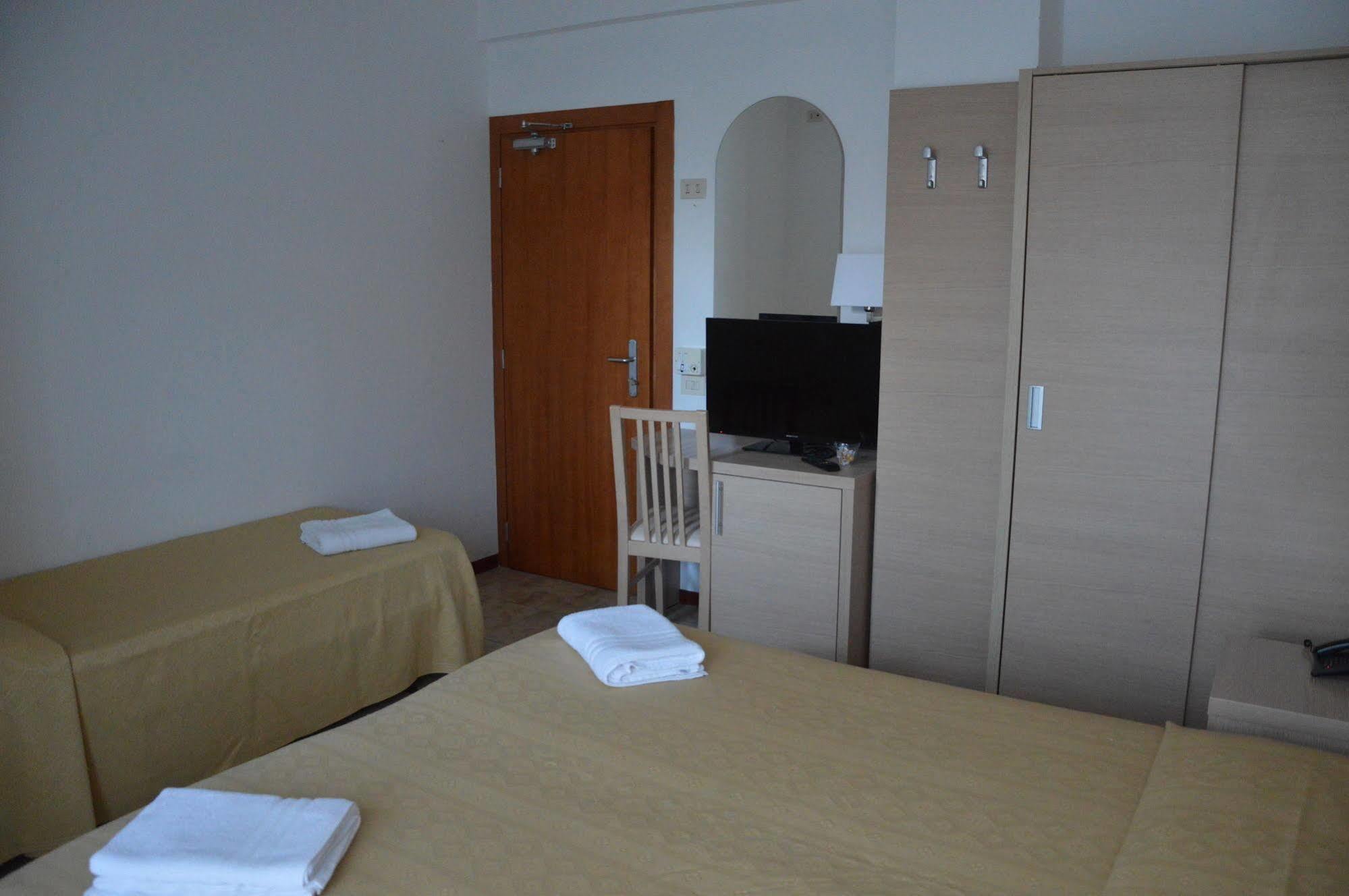 Hotel Caesar Pesaro Exteriör bild
