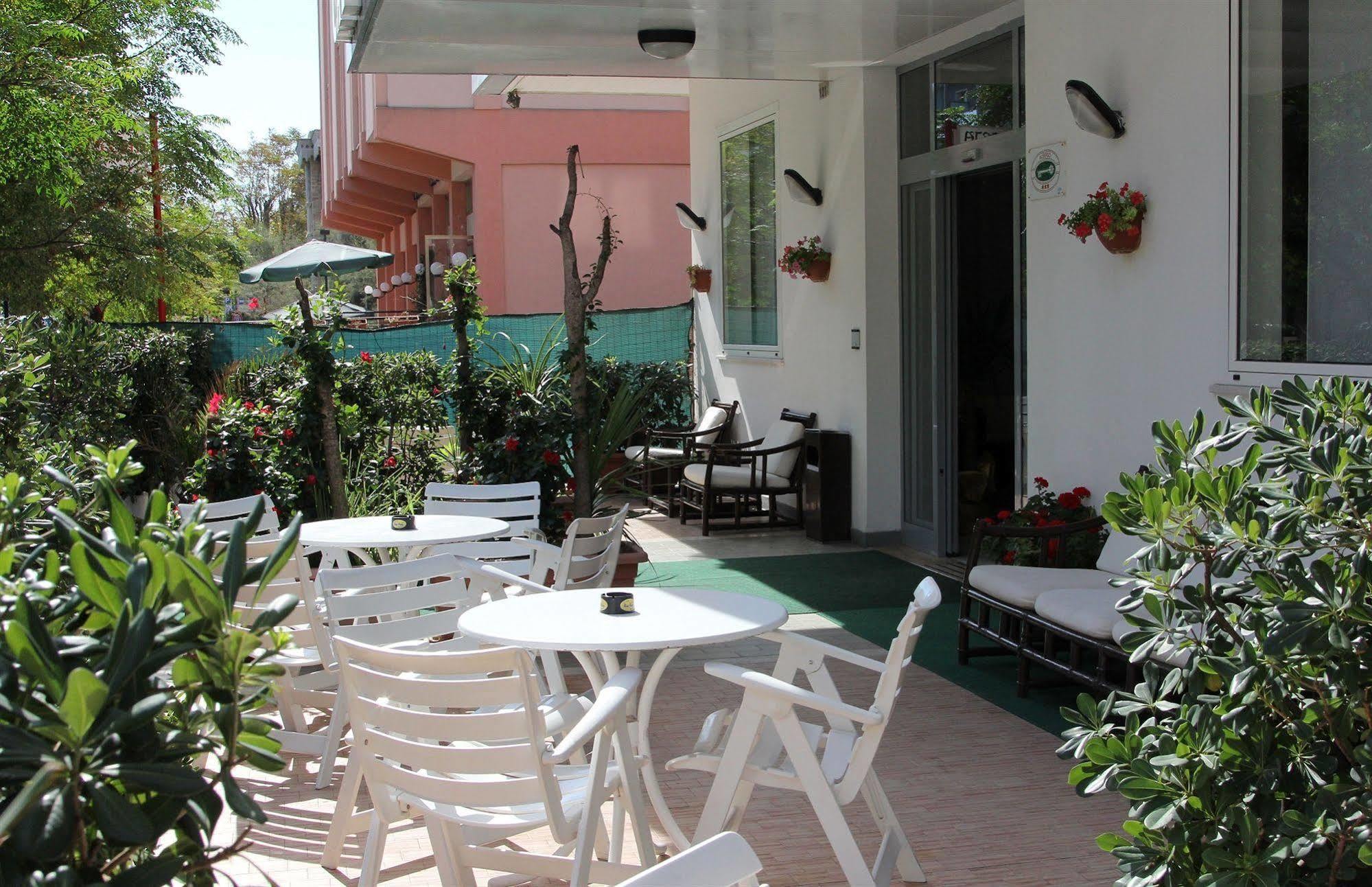 Hotel Caesar Pesaro Exteriör bild