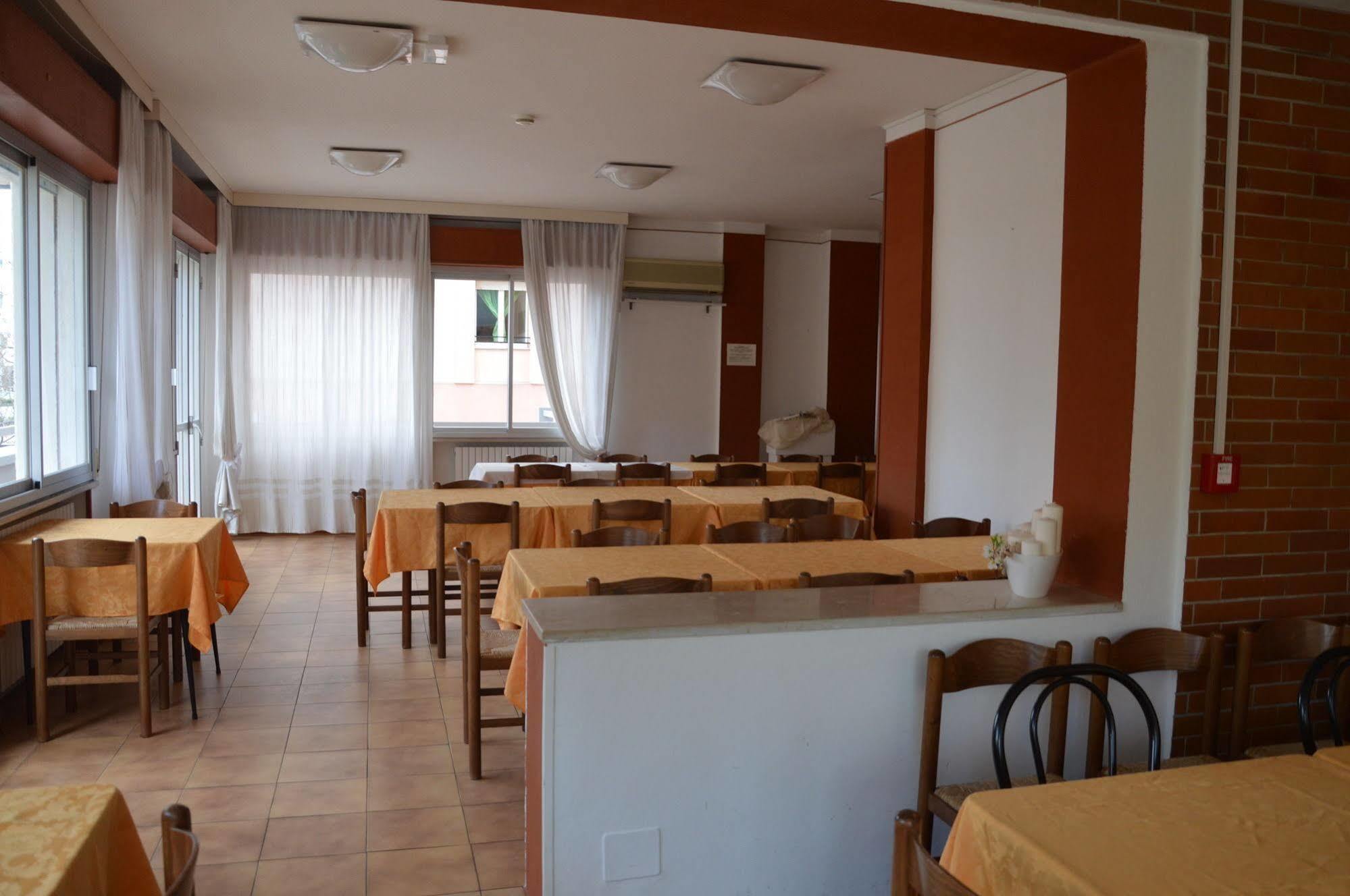 Hotel Caesar Pesaro Exteriör bild